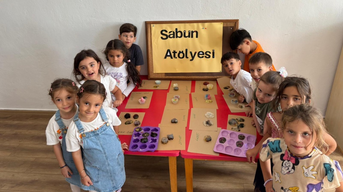 Akçapınar Mahallemizde bulunan anasınıfı öğrencilerimiz ve velilerimizin katılımıyla zeytinyağı ve çevre dostu malzemelerle sabun yapımını öğrendik.